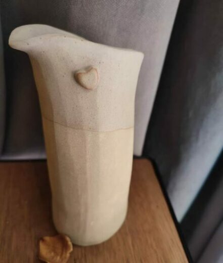 Création fait main d'un pichet en céramique