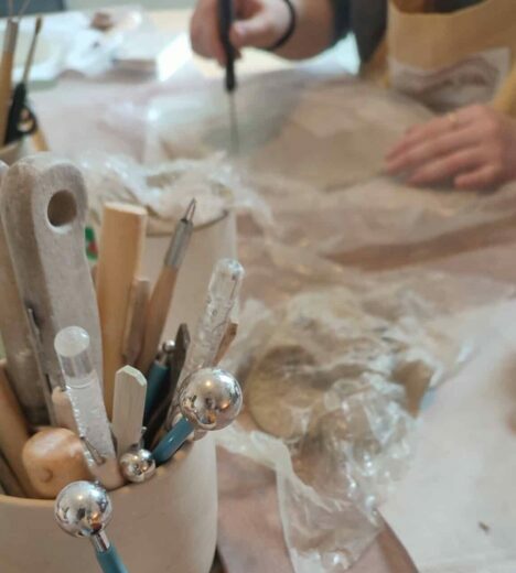 Atelier de modelage et art-thérapie dans la Manche (Normandie) pour favoriser l'expression artistique.