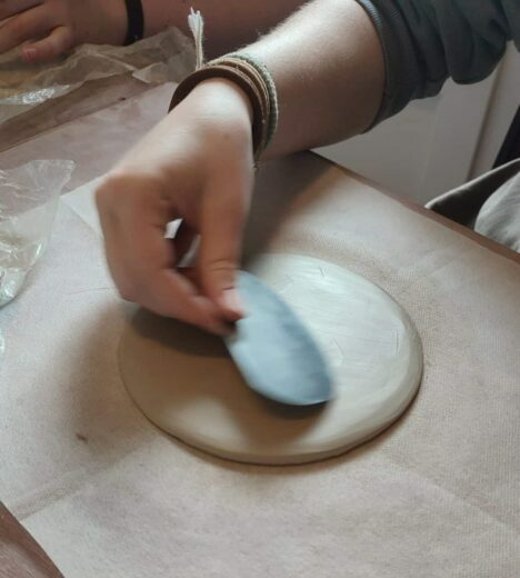 Atelier de modelage et art-thérapie dans la Manche (Normandie) pour favoriser l'expression artistique.