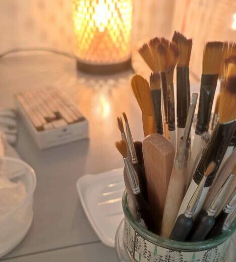 Atelier de modelage et art-thérapie dans la Manche (Normandie) pour favoriser l'expression artistique.