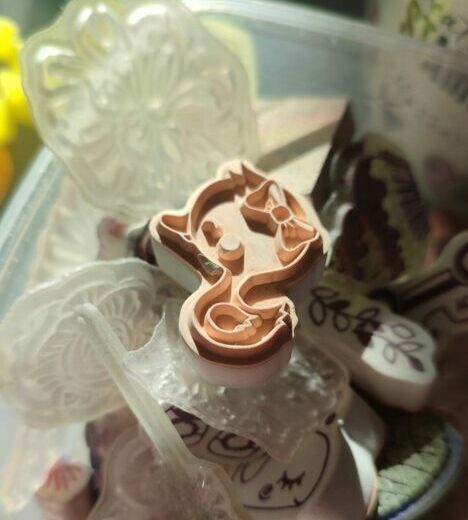 Atelier de modelage et art-thérapie dans la Manche (Normandie) pour favoriser l'expression artistique.