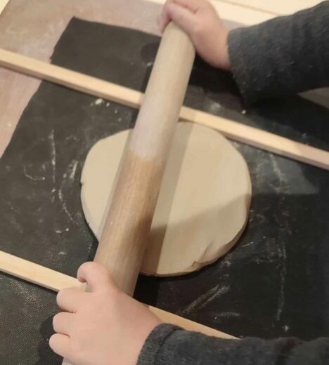 L'art au bout des doigts : ateliers modelage dans les écoles du Cotentin dans la Manche.