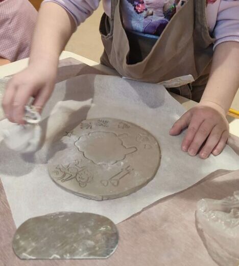 L'art au bout des doigts : ateliers modelage dans les écoles du Cotentin dans la Manche.