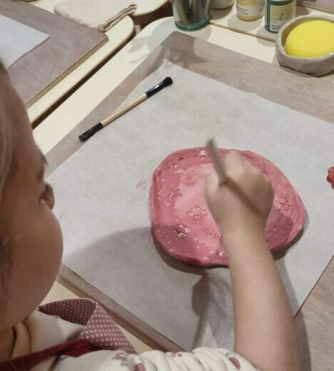 L'art au bout des doigts : ateliers modelage dans les écoles du Cotentin dans la Manche.