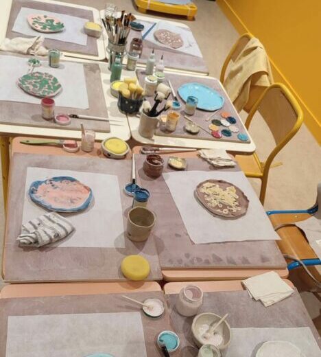 L'art au bout des doigts : ateliers modelage dans les écoles du Cotentin dans la Manche.