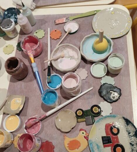 L'art au bout des doigts : ateliers modelage dans les écoles du Cotentin dans la Manche.