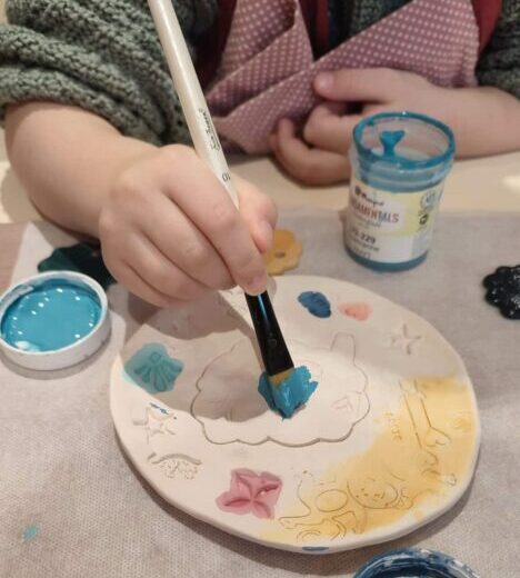 L'art au bout des doigts : ateliers modelage dans les écoles du Cotentin dans la Manche.