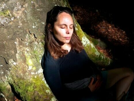 Camille Delporte : psychologue clinicienne, praticienne Shiatsu, énergéticienne (Reiki, LaHoChi) et musicienne.